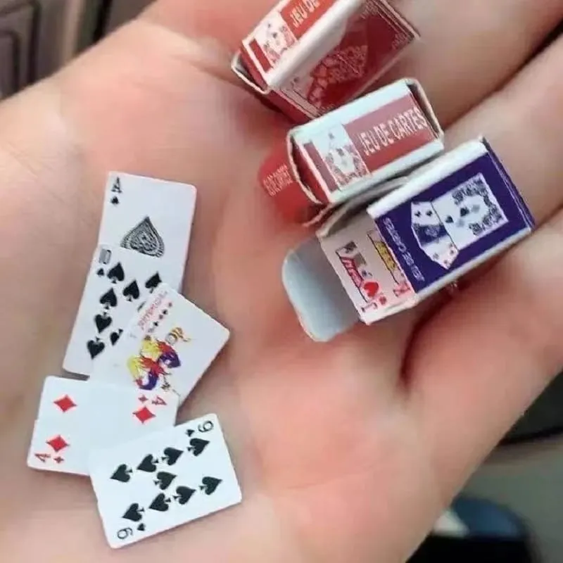 Legrační roztomilé mini hrací karty Pokerové hry Super malé karty Spoof Dárky Cestování Hračky Žert Rekvizity Miniaturní pokerová karta — image 3