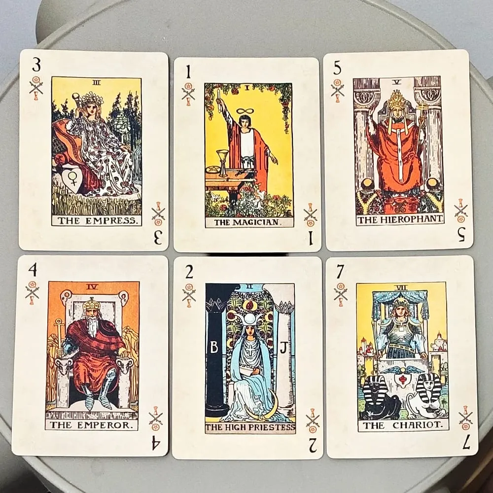 Mazzo di carte da gioco RWS: mazzo da poker da 78 carte da 9 x 6 cm illustrato con immagini RWS che combina tarocchi e carte da gioco a doppio rilievo — image 2