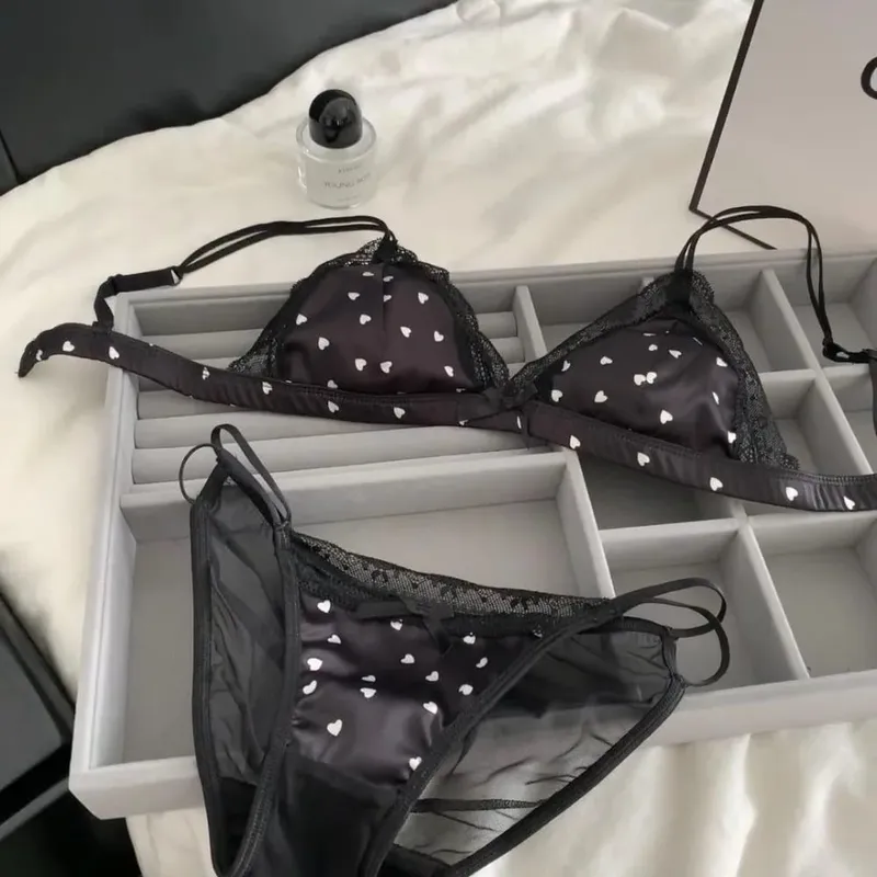 セクシーな New French Style Satin Lace Bra Panty Set Wireless Thin Triangle Cup Sweet Lingerie For Small Bust Young Ladies Size 32‑38