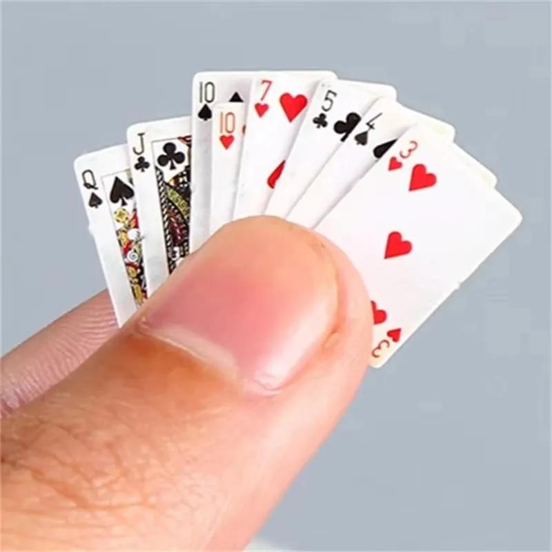 Legrační roztomilé mini hrací karty Pokerové hry Super malé karty Spoof Dárky Cestování Hračky Žert Rekvizity Miniaturní pokerová karta — image 1