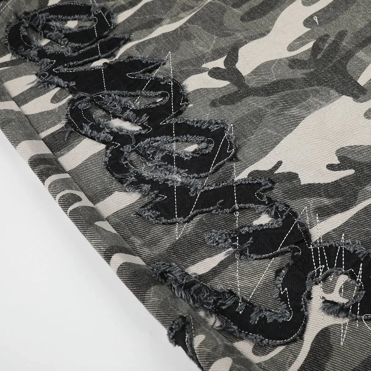 2026 American High Street Vibe Camouflage Jeans Men's Wide-Leg Bottom Spliced Patch Embroidery Loose Fit Trousers 17522 — image 4