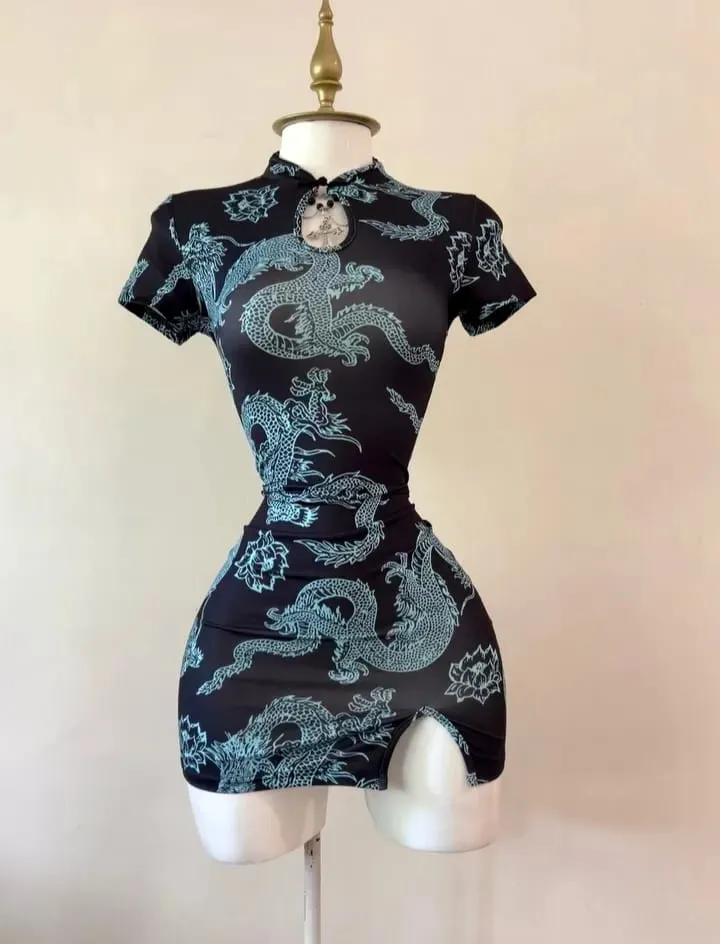 Phong cách xu hướng quốc gia Họa tiết rồng cải tiến Sườn xám cổ đứng tay ngắn có cài cúc Váy ngắn xẻ gợi cảm