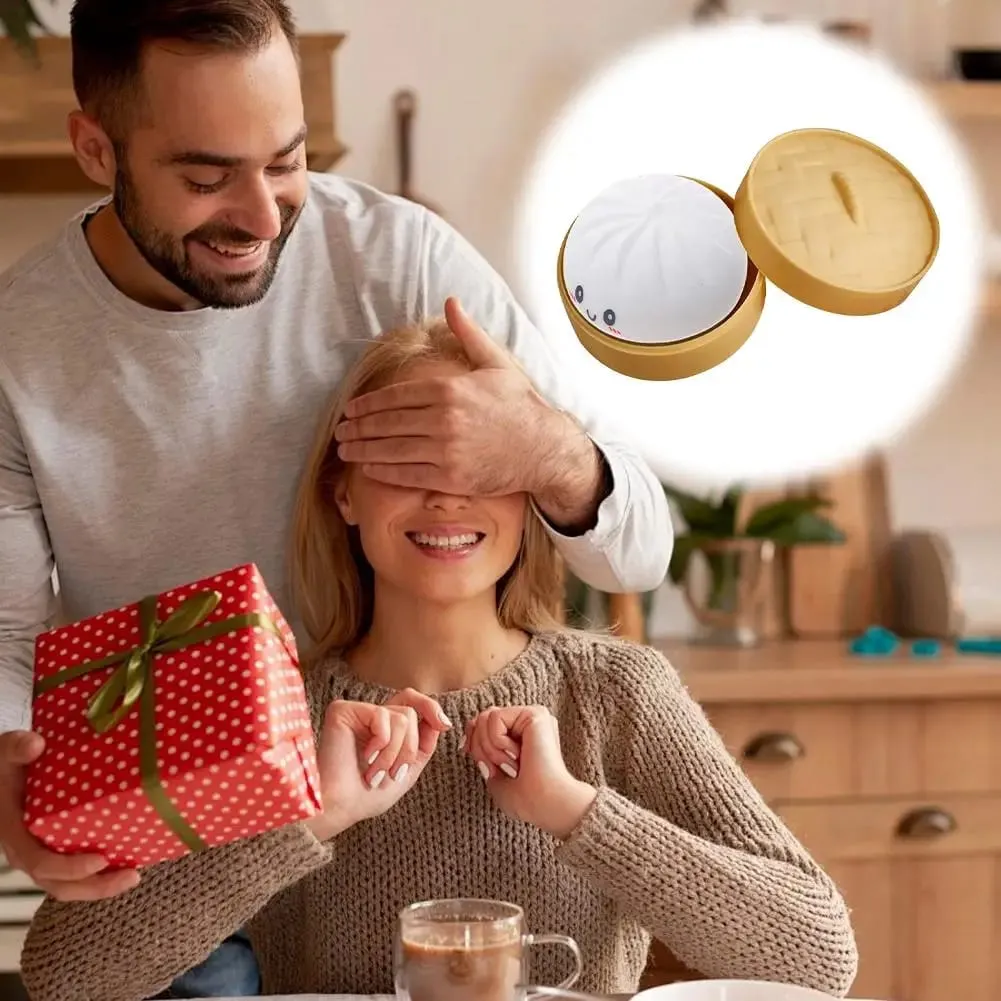 כרית כופתאות גדולה צעצוע קטיפה רך לחיבוק לעיצוב הבית צורת כופתאות מקסימה עם כדור בצק הבעה שובבה — image 4