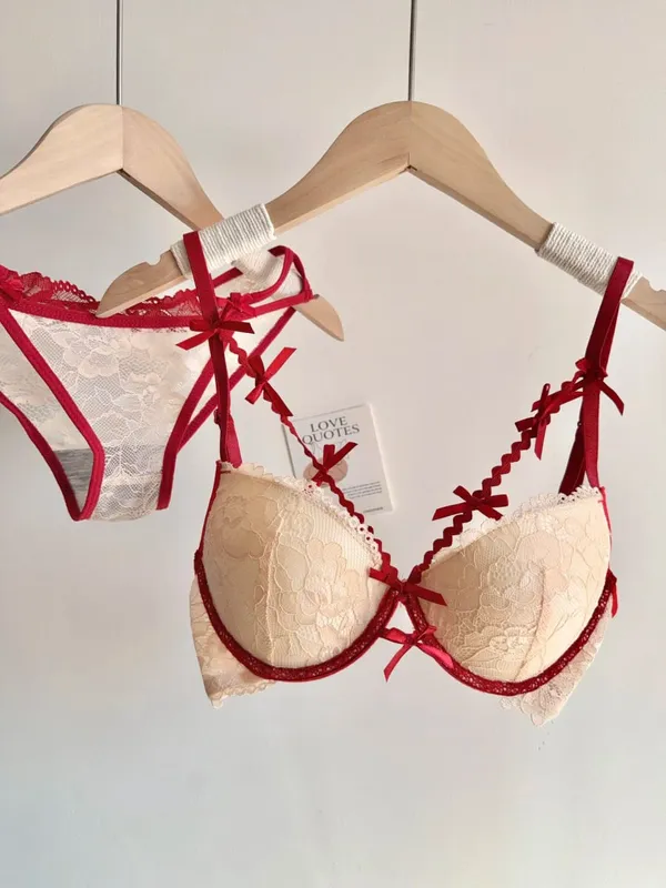 セクシーなWomen Wedding Red Lace Lingerie Set Bowknot Design Push Up Bra Small Bust Pure Style Party Intimate Underwear Suit 32-38AB