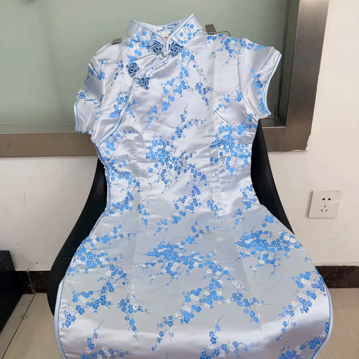 Đen Truyền Thống Phụ Nữ Trung Quốc Qipao Đầm Ngắn Gợi Cảm Sườn Xám Tay Nút Hoa Kích Thước Lớn 3XL 4XL 5XL 6XL — image 3