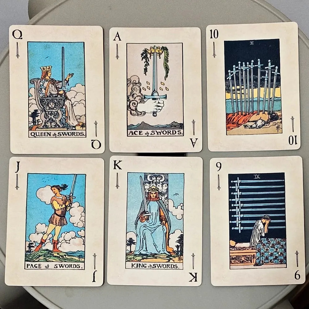 Mazzo di carte da gioco RWS: mazzo da poker da 78 carte da 9 x 6 cm illustrato con immagini RWS che combina tarocchi e carte da gioco a doppio rilievo — image 4