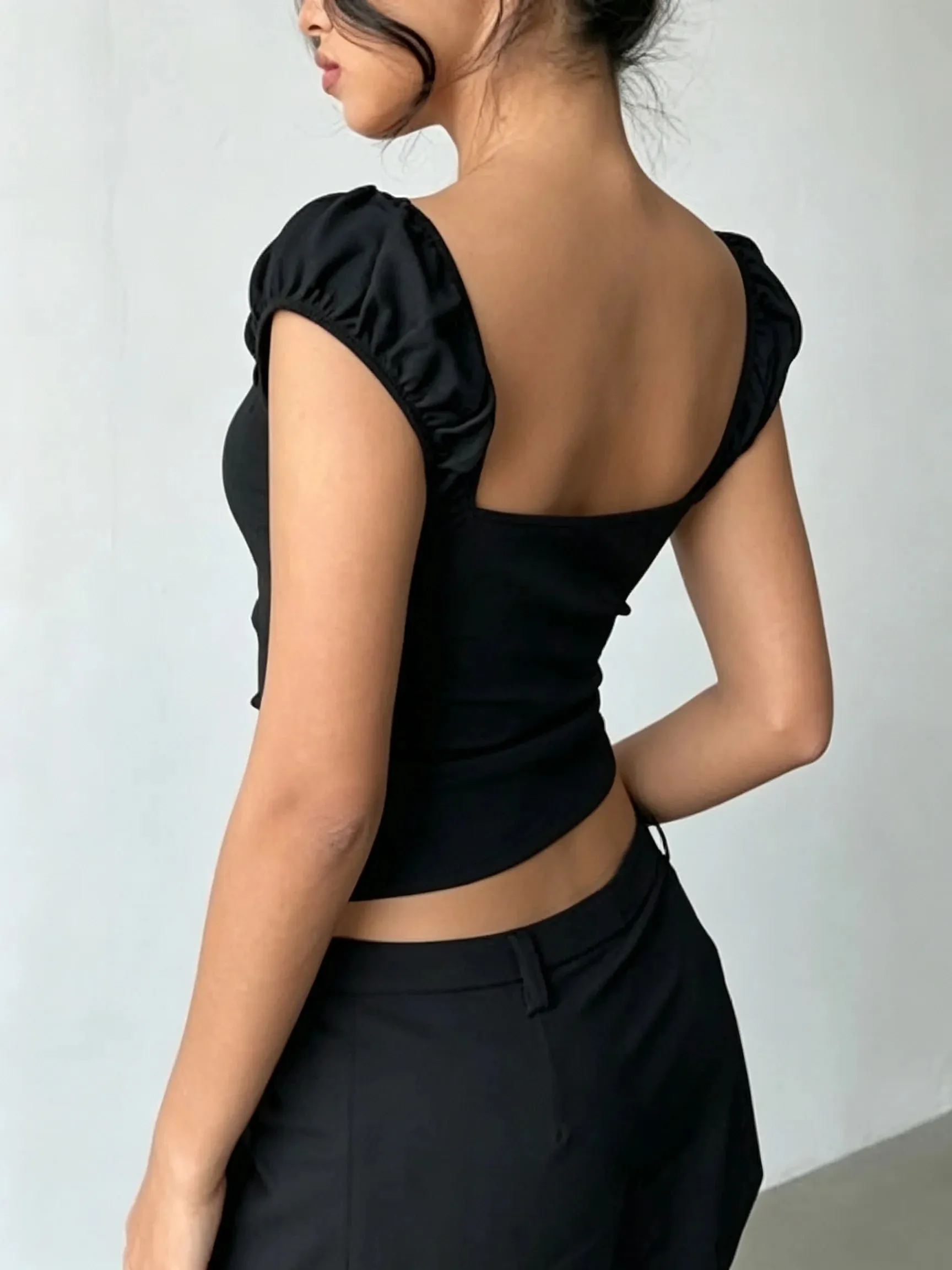 Fitted Short-Sleeved V-Neck T-Shirt for Women with Puff Sleeves And Bow Chest Decoration Hot Girl Style Top for Casual Wear — image 3