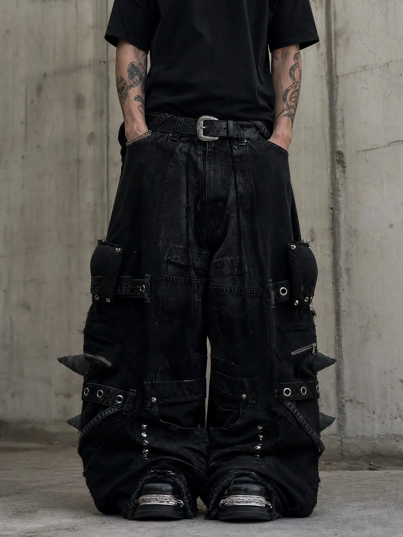 Y2K Black Oversized Cargo Jeans Men Heavy Strap Buckle Stud Zip Pocket Distressed Detail Streetwear Casual Wide Leg Fashion Pant