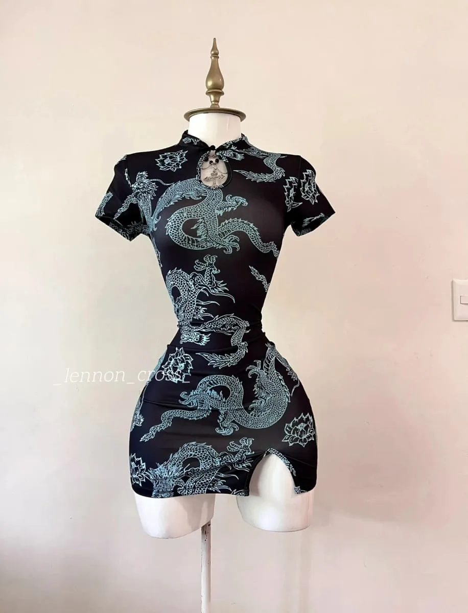 Phong cách xu hướng quốc gia Họa tiết rồng cải tiến Sườn xám cổ đứng tay ngắn có cài cúc Váy ngắn xẻ gợi cảm