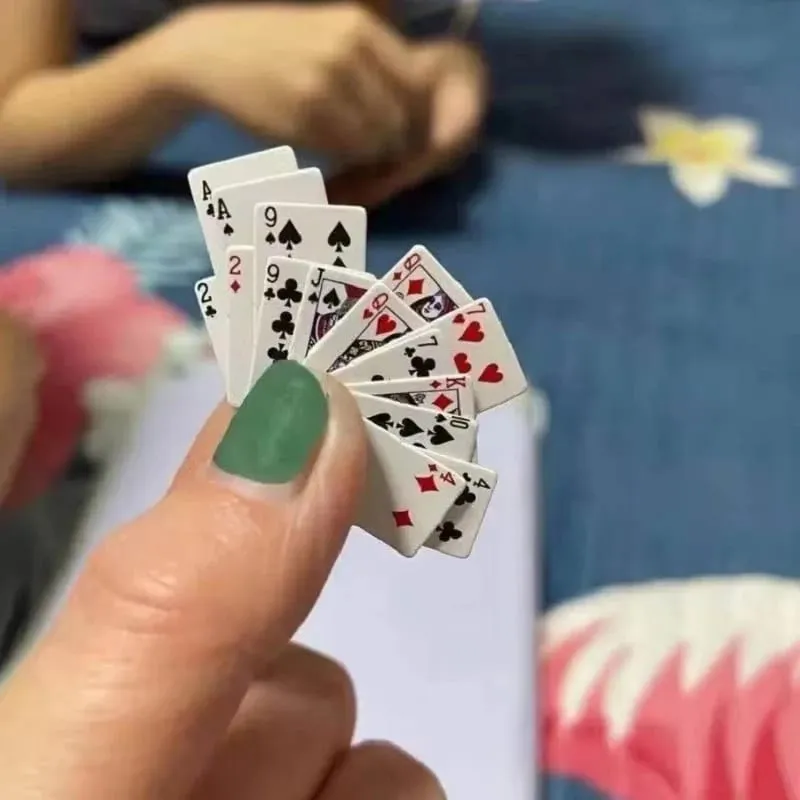 Legrační roztomilé mini hrací karty Pokerové hry Super malé karty Spoof Dárky Cestování Hračky Žert Rekvizity Miniaturní pokerová karta — image 4
