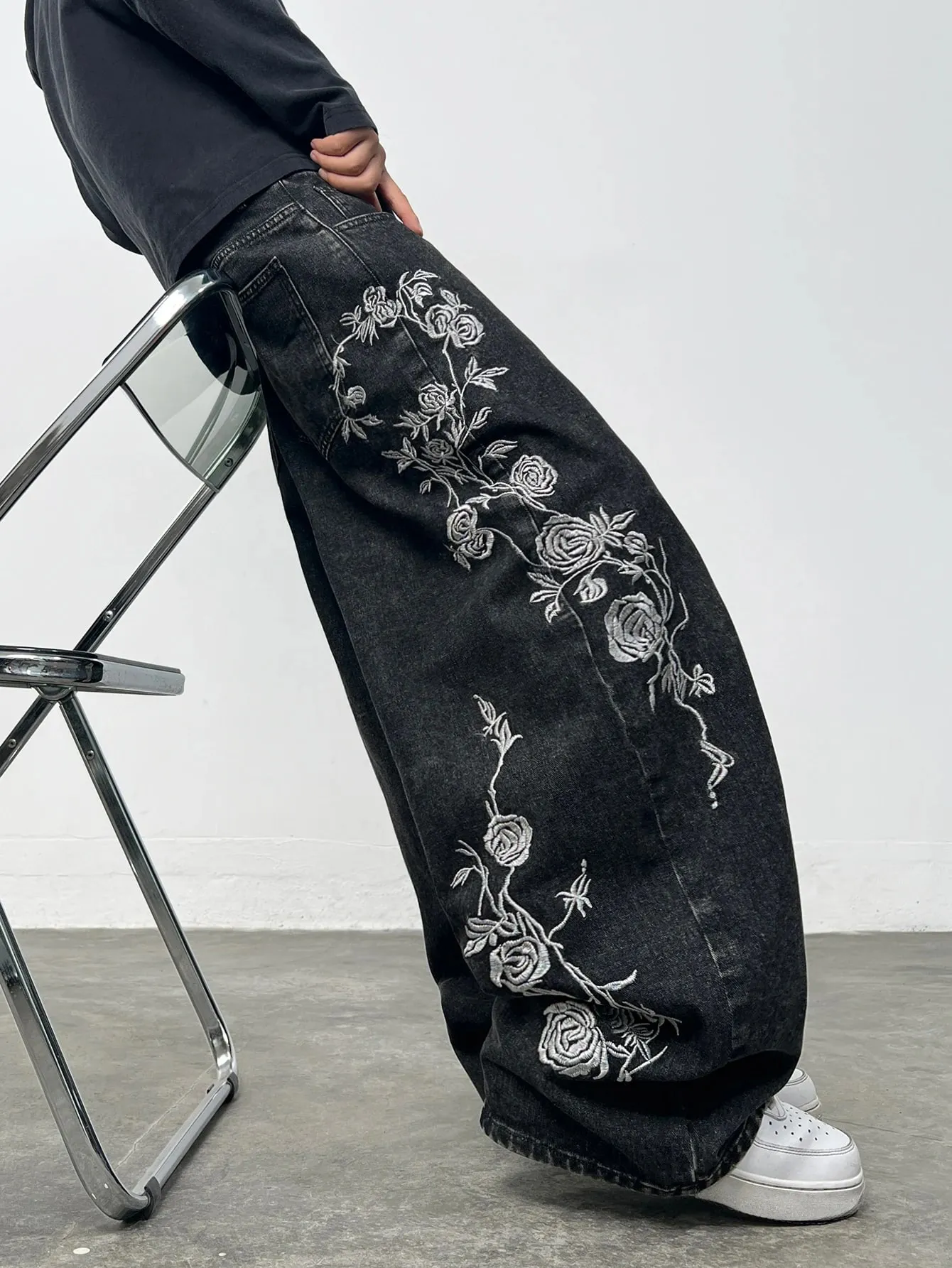 Men's Vintage Rose Embroidery Design Black Baggy Jeans Men Y2K Streetwear Skate Style Fashionable Versatile Wide-Leg Pants