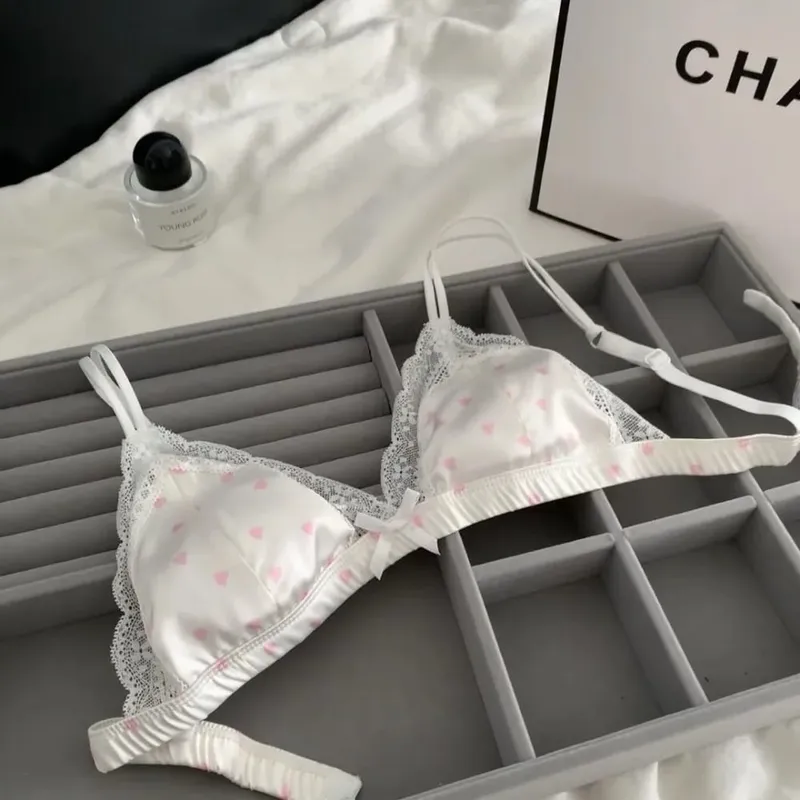 セクシーな New French Style Satin Lace Bra Panty Set Wireless Thin Triangle Cup Sweet Lingerie For Small Bust Young Ladies Size 32‑38