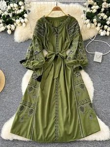 Bohemian Retro Ethnischen Stil Kleid frauen Neue Frühling Herbst Bestickte Spitze Up Laterne Ärmel Taille Cinching Langes Kleid A155