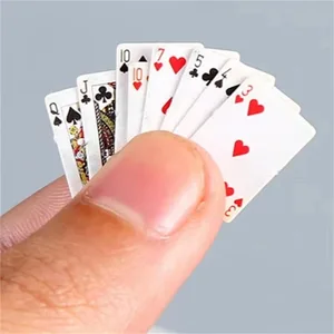 Legrační roztomilé mini hrací karty Pokerové hry Super malé karty Spoof Dárky Cestování Hračky Žert Rekvizity Miniaturní pokerová karta