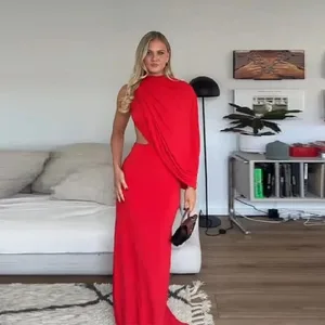 Abito lungo rosso asimmetrico drappeggiato senza schienale con una spalla e collo alto, aderente, abito da sera aderente per feste formali da donna